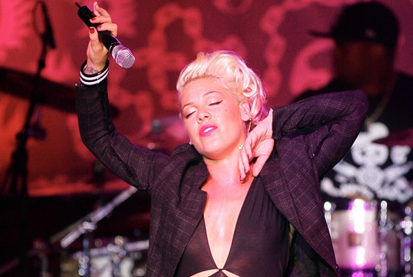 Pink – Vor 800 Fans gab die US-Göre einen Vorgeschmack auf ihre Oktober-Tour. – 