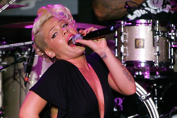 Pink – Vor 800 Fans gab die US-Göre einen Vorgeschmack auf ihre Oktober-Tour. – 