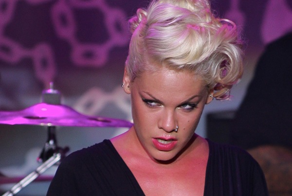 Pink – Vor 800 Fans gab die US-Göre einen Vorgeschmack auf ihre Oktober-Tour. – 