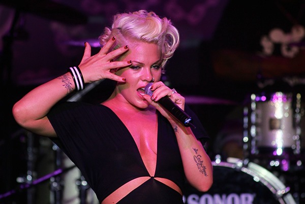Pink – Vor 800 Fans gab die US-Göre einen Vorgeschmack auf ihre Oktober-Tour. – 