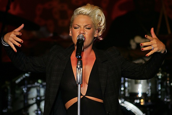 Pink – Vor 800 Fans gab die US-Göre einen Vorgeschmack auf ihre Oktober-Tour. – 