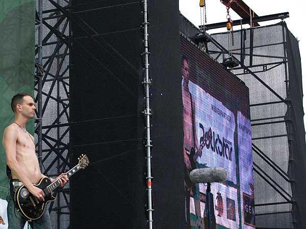 Placebo – Brian Molkos Mannen live im Berner Oberland als Co-Headliner vor Depeche Mode. – 