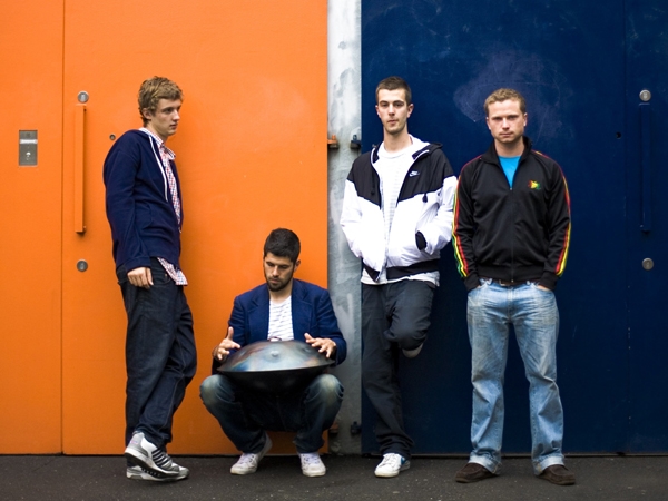"So cool, dass es schon schmerzt", urteilt die Sun über das Portico Quartet. – ... Musikinstrument.