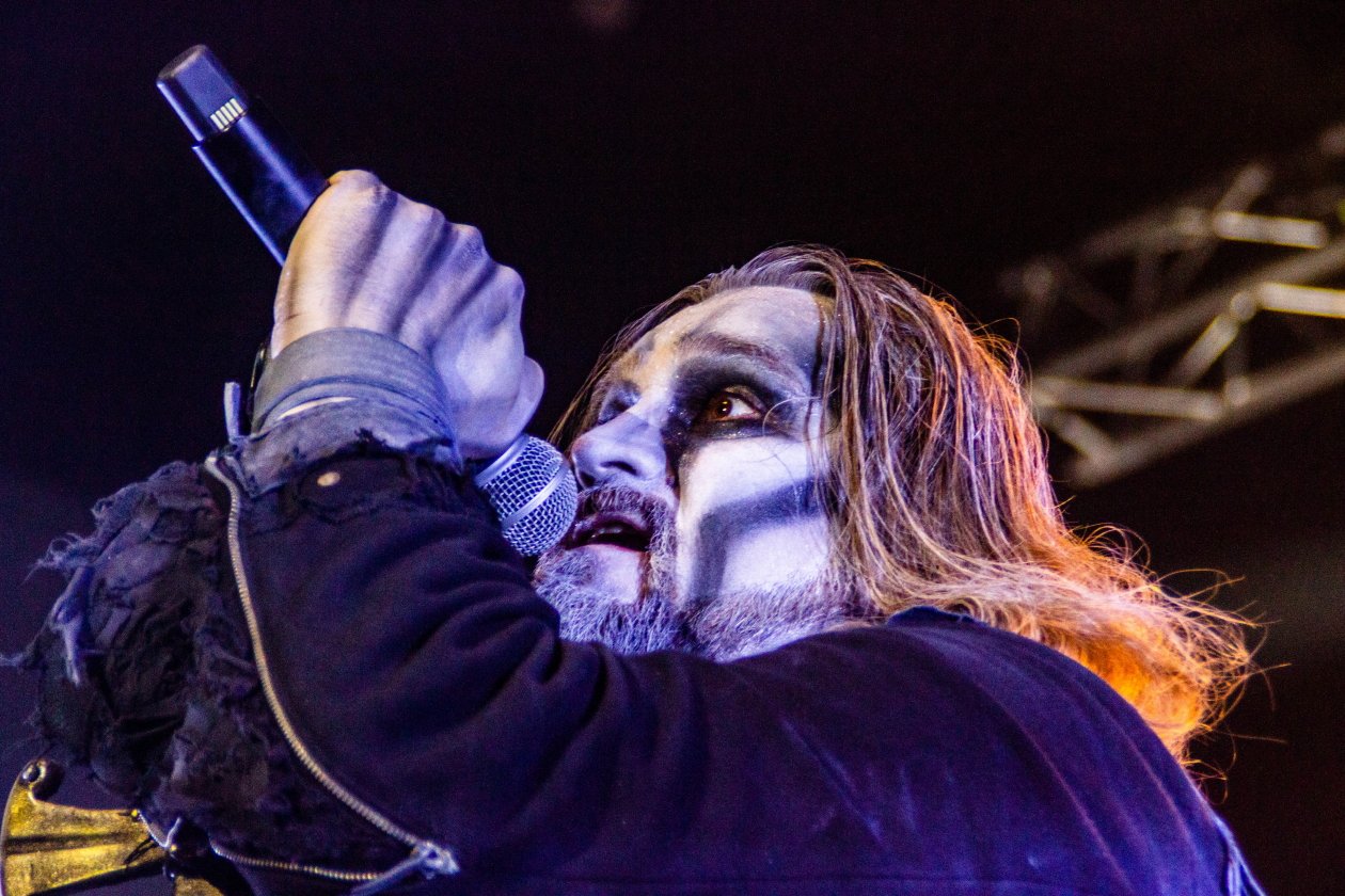 An Halloween heulen Powerwolf durch die Berliner Wolfsnacht. – Attila Dorn.