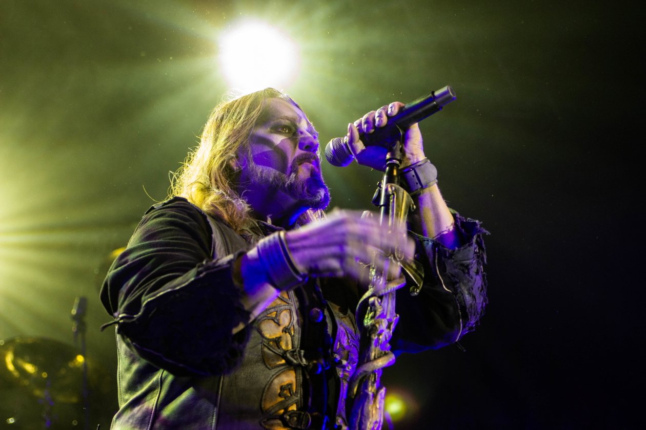 An Halloween heulen Powerwolf durch die Berliner Wolfsnacht. – Attila Dorn.
