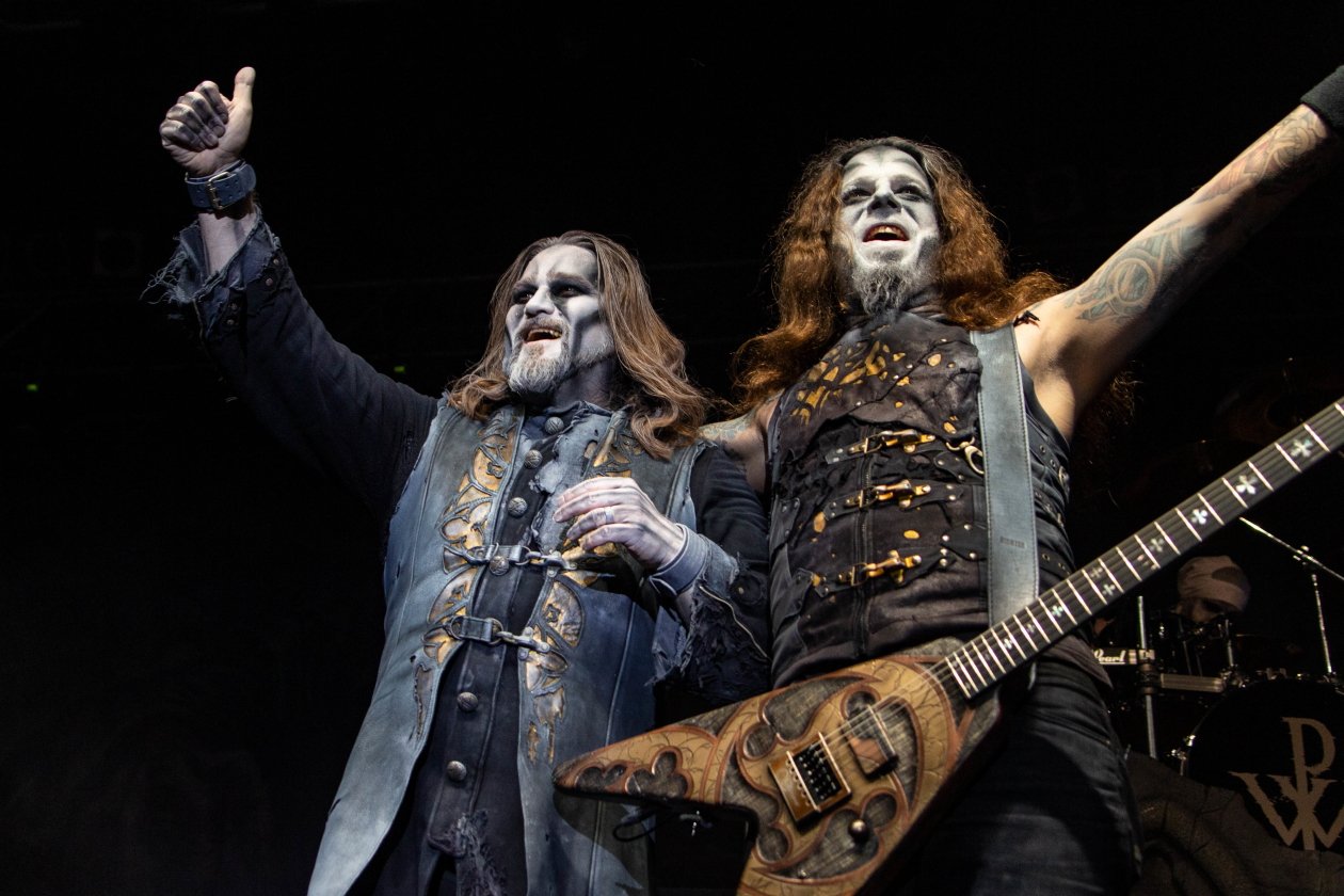 An Halloween heulen Powerwolf durch die Berliner Wolfsnacht. – Attila Dorn und Charles Greywolf.
