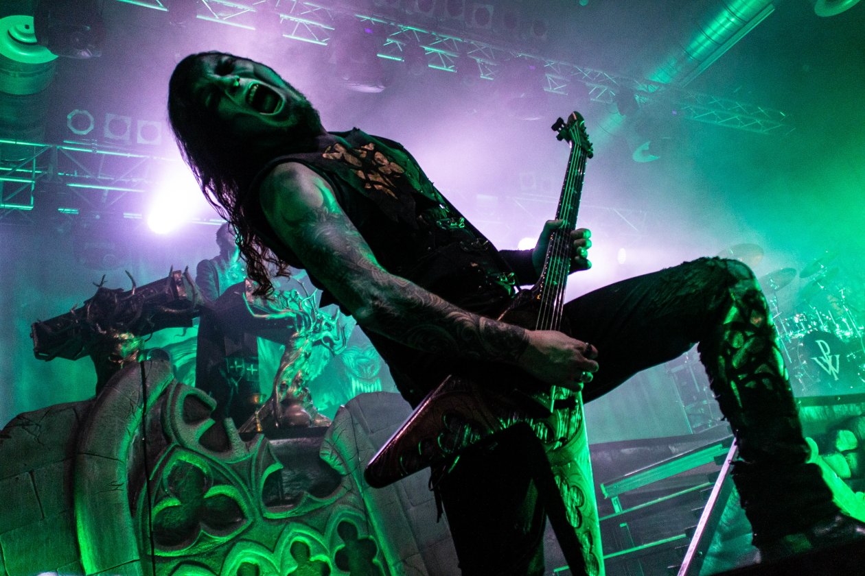 An Halloween heulen Powerwolf durch die Berliner Wolfsnacht. – Matthew Greywolf.