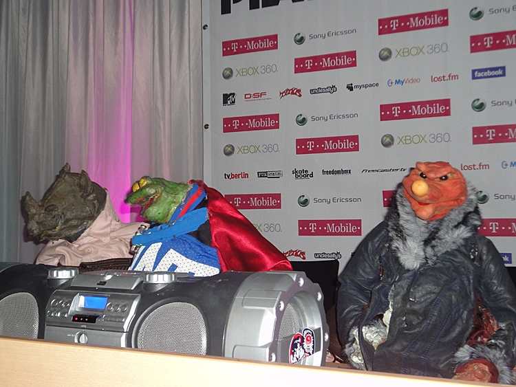 Puppetmastaz – Ryno versucht Ordnung in die Veranstaltung zu bringen.