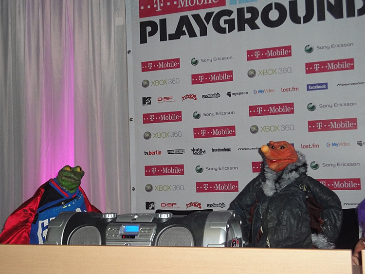 Puppetmastaz – Im Berliner Velodrom erklären die Rap-Puppen am 6.12.2009 das Bandende. – Weil Maulwurf Maloke stinkt, schickt ihn Wizard gleich wieder weg.