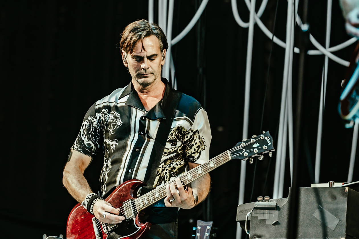 Queens Of The Stone Age – Josh Homme und Band auf Tour mit System Of A Down. – Dean Fertita.