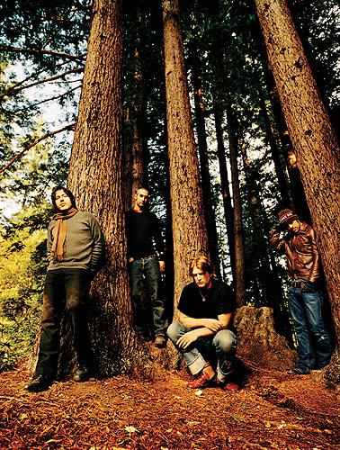 Queens Of The Stone Age – Mit rüstiger Verstärkung zurück zu alter Stärke: Josh Homme und Kollegen anno 2005. – ... find the girl - while you can!