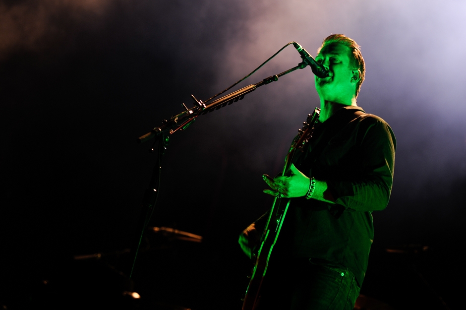 Queens Of The Stone Age – Immer eine fette Bank: Josh Homme und Band. – Josha on stage.