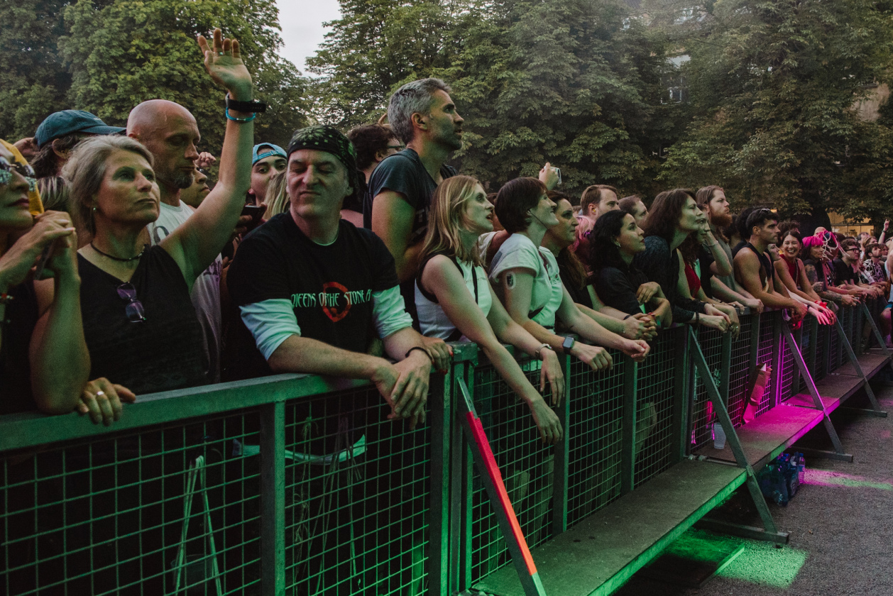 Songs for the Deaf: QOTSA brillieren zwei Stunden in Berlin. – Queens Of The Stone Age in Berlin