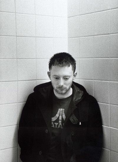 Pressefotos, die den Radiohead-Sänger recht gut porträtieren. – 