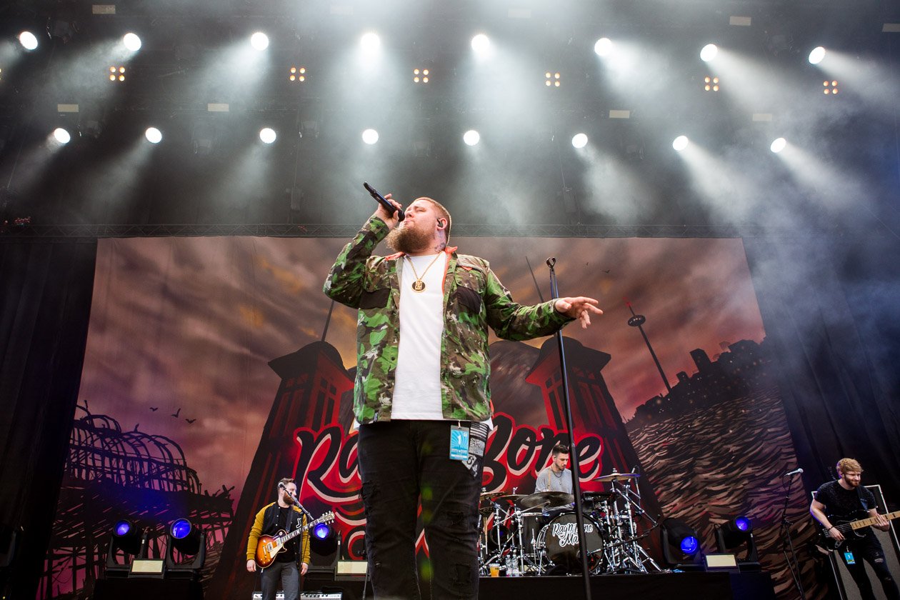 Rag'n'Bone Man – Der Brite konnte am Freitag noch vor dem vorübergehenden Festivalabbruch auf die Bühne. – Am Ring.