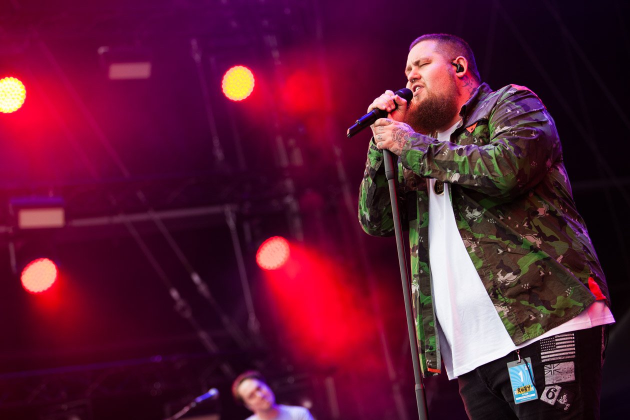 Der Brite konnte am Freitag noch vor dem vorübergehenden Festivalabbruch auf die Bühne. – Rag'n'Bone Man