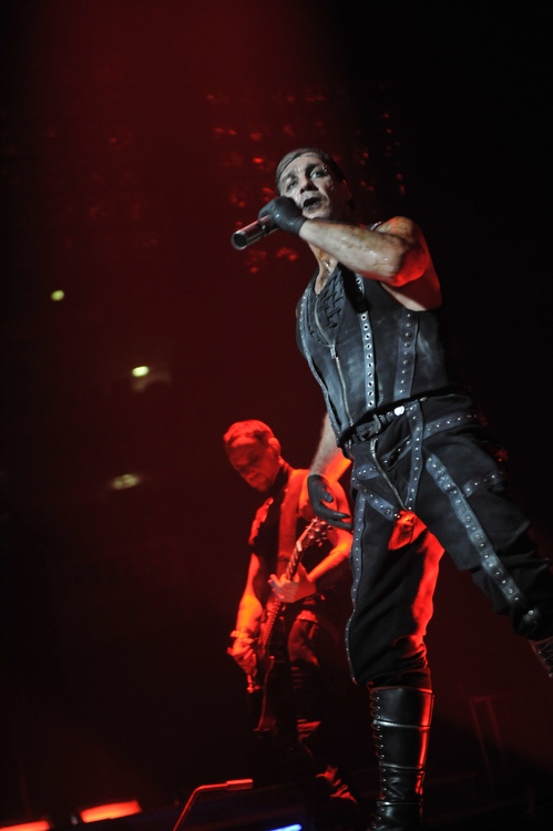 Zensur hin oder her: Rammstein live 2009. – Fronter Till und Gitarrist Paul Landers.