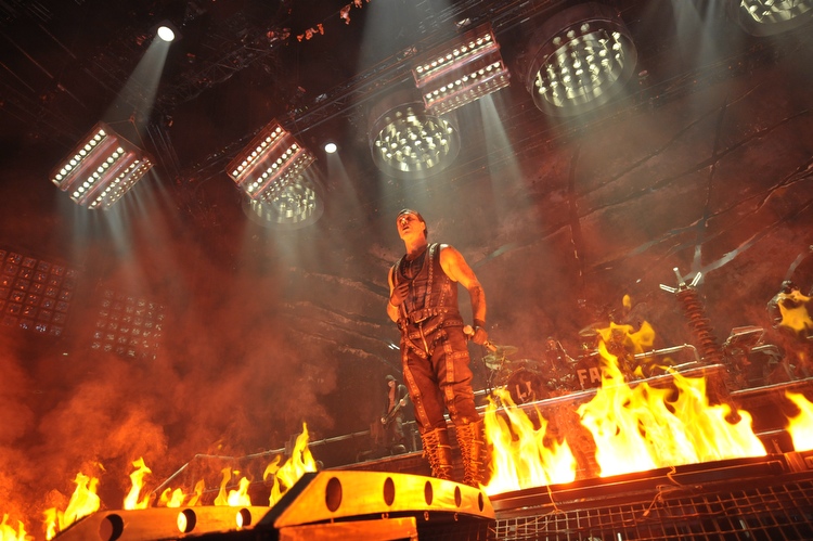 Zensur hin oder her: Rammstein live 2009. – Grillen in der ersten Reihe .
