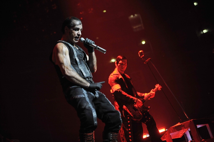Zensur hin oder her: Rammstein live 2009. – Die Schniedelpose.