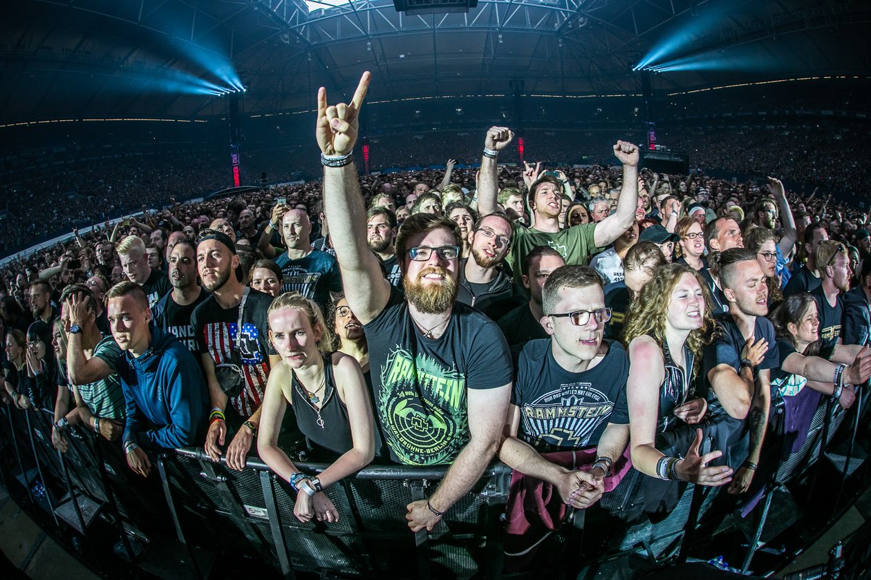 Rammstein 2019 - der Tourauftakt in Gelsenkirchen – Die Finger hoch.