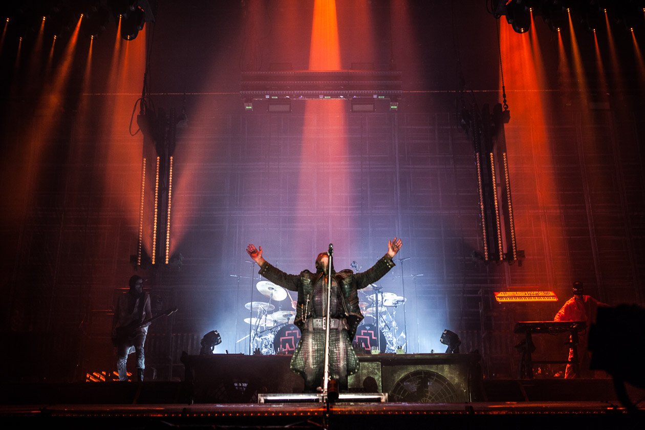 In Scheeßel spielten Till Lindemann und Co. noch ihren Headlinerslot, beim Southside kamen schwere Unwetter dazwischen. – Rammstein.