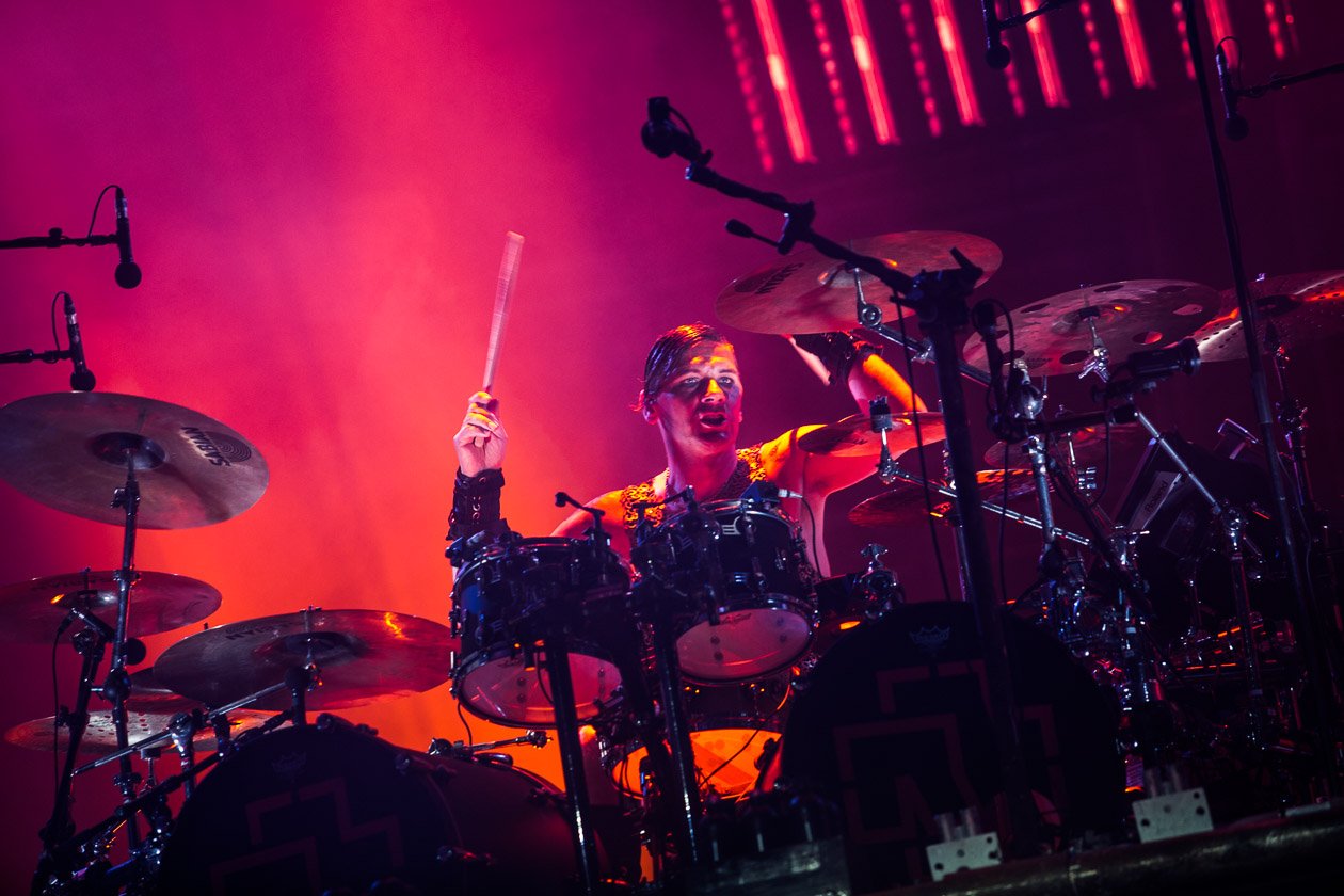 Rammstein – In Scheeßel spielten Till Lindemann und Co. noch ihren Headlinerslot, beim Southside kamen schwere Unwetter dazwischen. – Christoph Schneider.