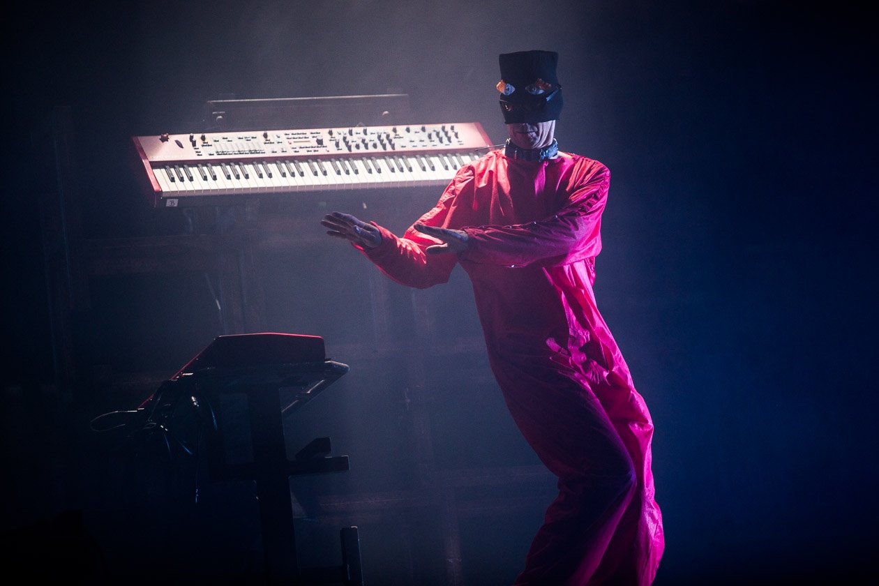 Rammstein – In Scheeßel spielten Till Lindemann und Co. noch ihren Headlinerslot, beim Southside kamen schwere Unwetter dazwischen. – Der Flake-Move