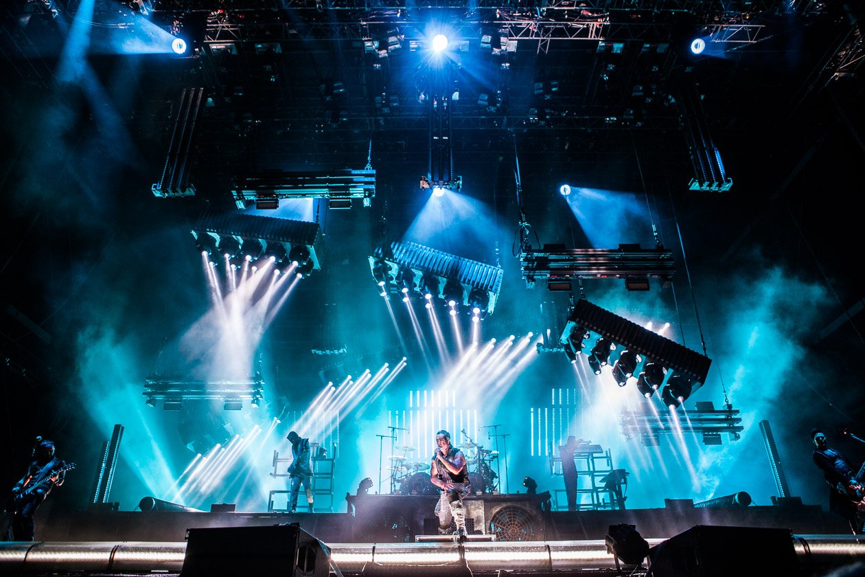 In Scheeßel spielten Till Lindemann und Co. noch ihren Headlinerslot, beim Southside kamen schwere Unwetter dazwischen. – Rammstein komplett.