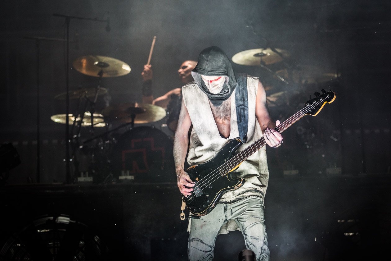 Rammstein – In Scheeßel spielten Till Lindemann und Co. noch ihren Headlinerslot, beim Southside kamen schwere Unwetter dazwischen. – Oliver am Bass.