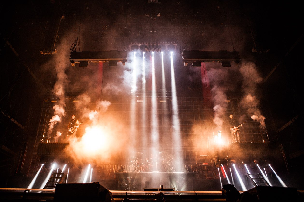 In Scheeßel spielten Till Lindemann und Co. noch ihren Headlinerslot, beim Southside kamen schwere Unwetter dazwischen. – Rammstein on stage.