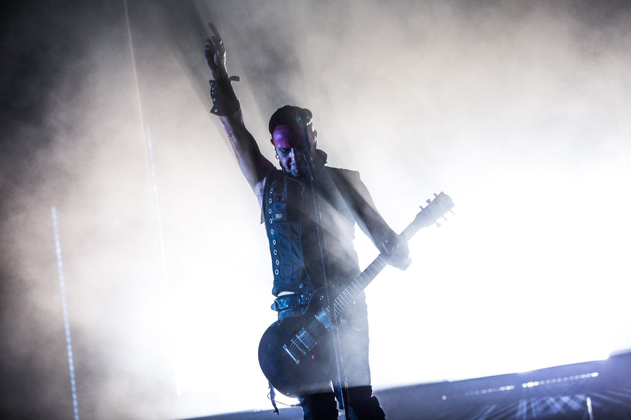 Rammstein – In Scheeßel spielten Till Lindemann und Co. noch ihren Headlinerslot, beim Southside kamen schwere Unwetter dazwischen. – Paul Landers.