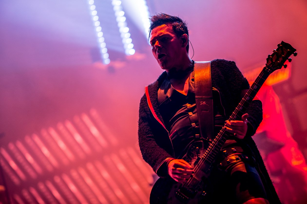 Rammstein – In Scheeßel spielten Till Lindemann und Co. noch ihren Headlinerslot, beim Southside kamen schwere Unwetter dazwischen. – Richard Kruspe.