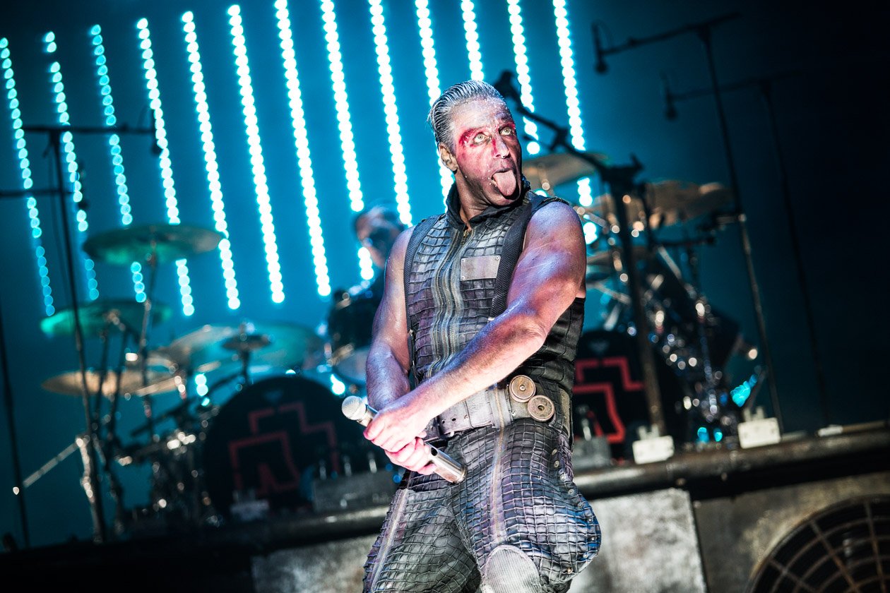Rammstein – In Scheeßel spielten Till Lindemann und Co. noch ihren Headlinerslot, beim Southside kamen schwere Unwetter dazwischen. – Till.