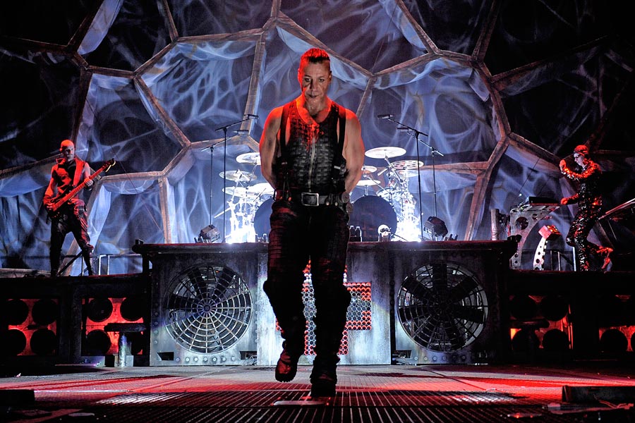 Drei Mal füllen die teutonischen Tanzmetaller den ISS Dome. – Rammstein.