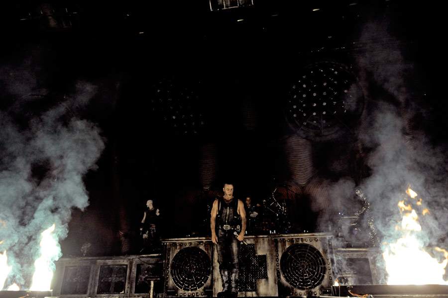 Rammstein – Drei Mal füllen die teutonischen Tanzmetaller den ISS Dome. – Nebel, Rauch ...
