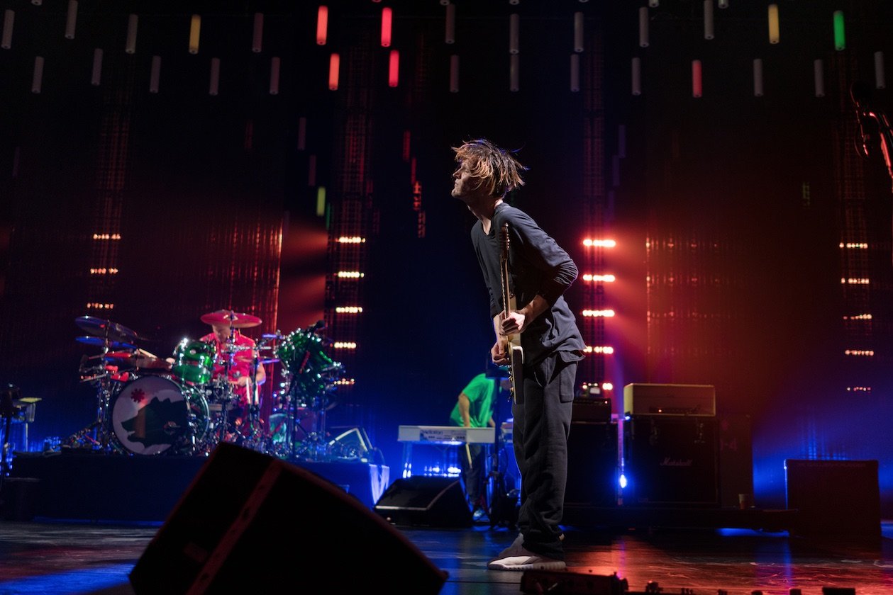 Red Hot Chili Peppers – Viel Live-Spaß mit den Chili Peppers in der Hauptstadt. – Josh on stage.