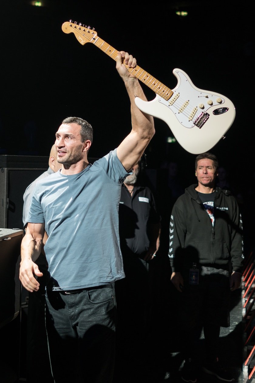 Red Hot Chili Peppers – Viel Live-Spaß mit den Chili Peppers in der Hauptstadt. – Wladimir Klitschko - der bekennende Peppers-Fan holte sich noch kurz eine Gitarre für seine Stiftung ab.
