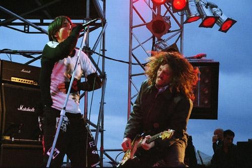Die Red Hot Chili Peppers 2002 auf dem Dach von Saturn in Hamburg – Kiedis und Frusciante