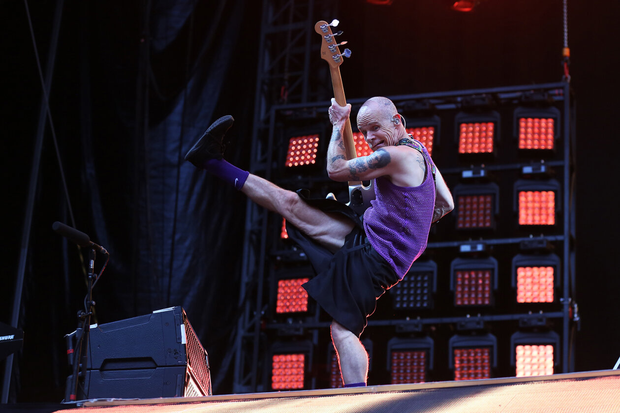50.000 begeisterte Fans: die Red Hot Chili Peppers in Hamburg. – ... Action.