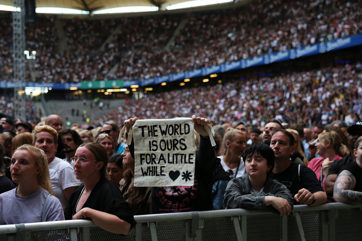50.000 begeisterte Fans: die Red Hot Chili Peppers in Hamburg. – Fans im Volksparkstadion.