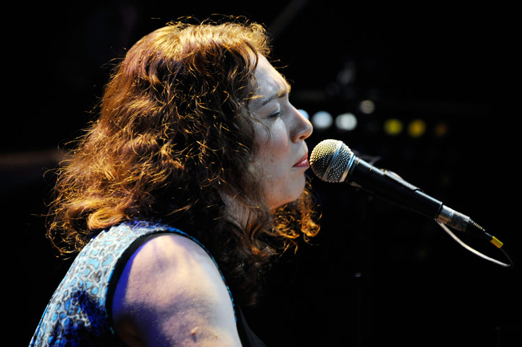 Lange ließ sie das Publikum warten: Regina Spektor in Köln. – Doch ein paar wenige Takte am Klavier und sie hat ...