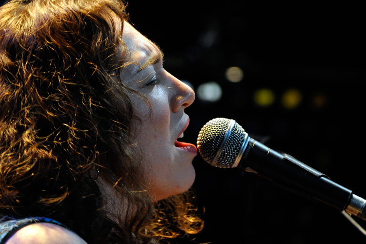 Lange ließ sie das Publikum warten: Regina Spektor in Köln. – ...die Stimmung voll auf ihrer Seite.