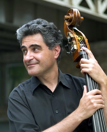 Renaud Garcia-Fons basst in den höchsten Tönen ... – ... eine fünfte, hohe Saite.