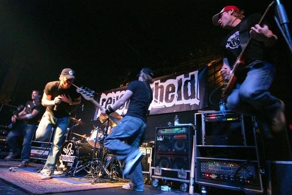 Arme hoch, Rock'n'Roll: Revolverheld supporten Die Happy in Köln. – 