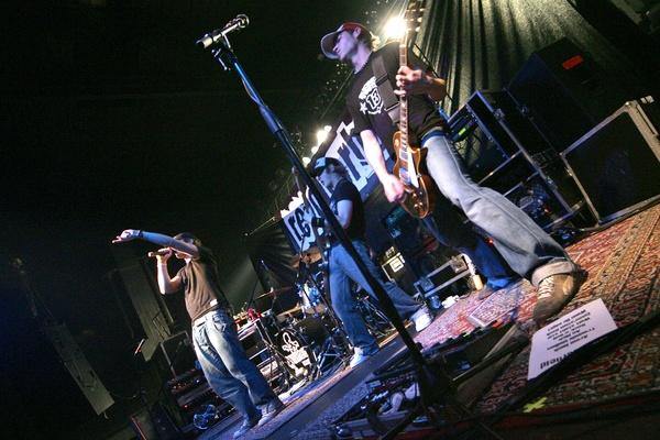 Arme hoch, Rock'n'Roll: Revolverheld supporten Die Happy in Köln. – 