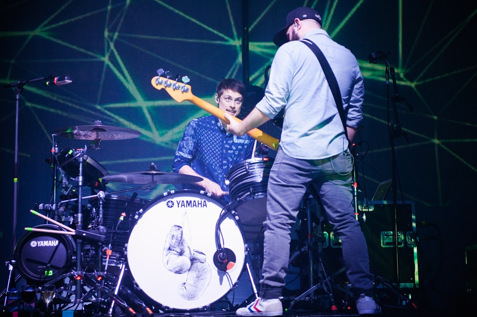 Revolverheld – Hände hoch! Alle! – Jakob und Live-Basser Chris Rodriguez.