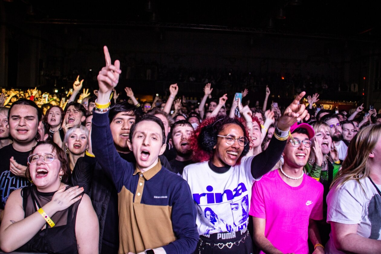 Rina Sawayama auf 'Hold The Girl'-Tour. – Die Fans sind glücklich.