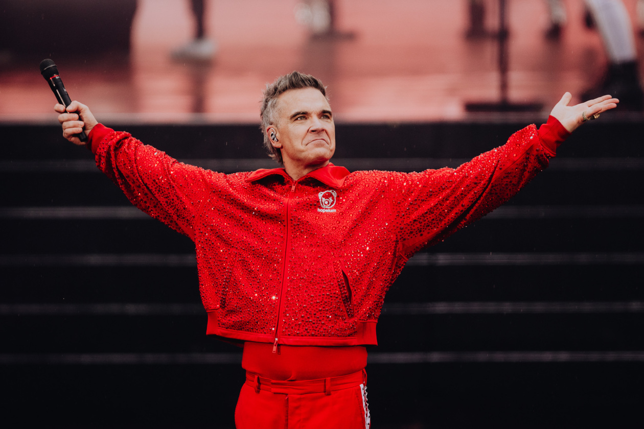 Hits, Hits, Hits und Entertainment pur: Der britische Popstar in Plauderlaune. – Robbie Williams.