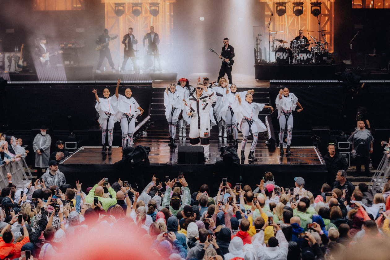 Hits, Hits, Hits und Entertainment pur: Der britische Popstar in Plauderlaune. – Robbie Williams.