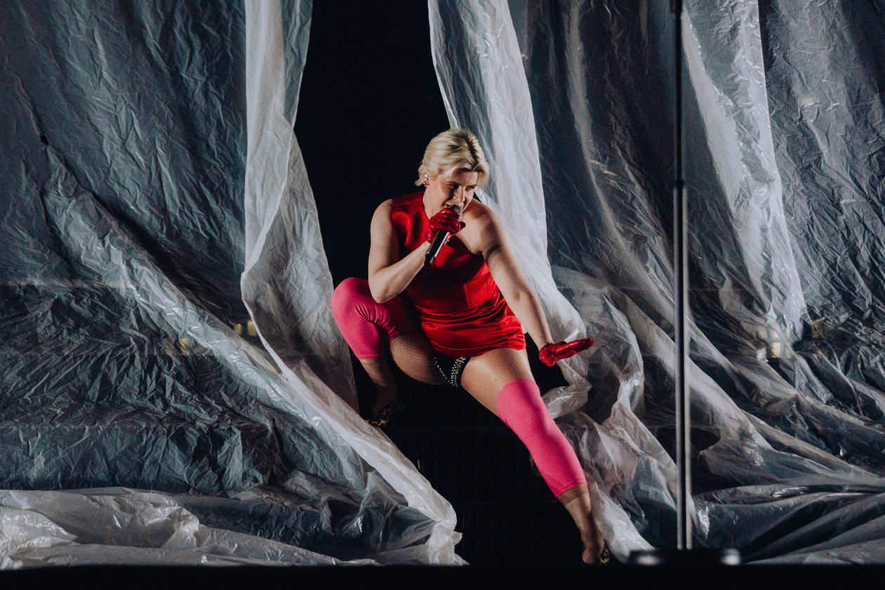 Die Schwedin auf "The Sexistential Tour" in Europa. – Robyn.